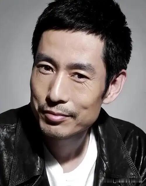 成泰燊的名字不是很好读，在男明星里面也不算特别帅的人，但他的演技有张有弛的，演技