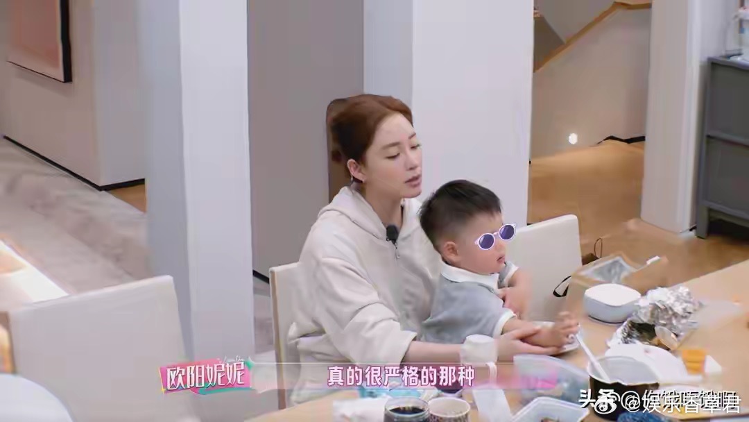 不同的家庭，带小孩的方式的不一样。陈妍希属于很宠的那种，她宠着，她妈妈更宠。欧阳