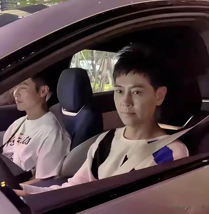 林志颖越看越吓人，像个戴着年轻面具的老年人！不信你仔细看！看上去有老人味，而且表