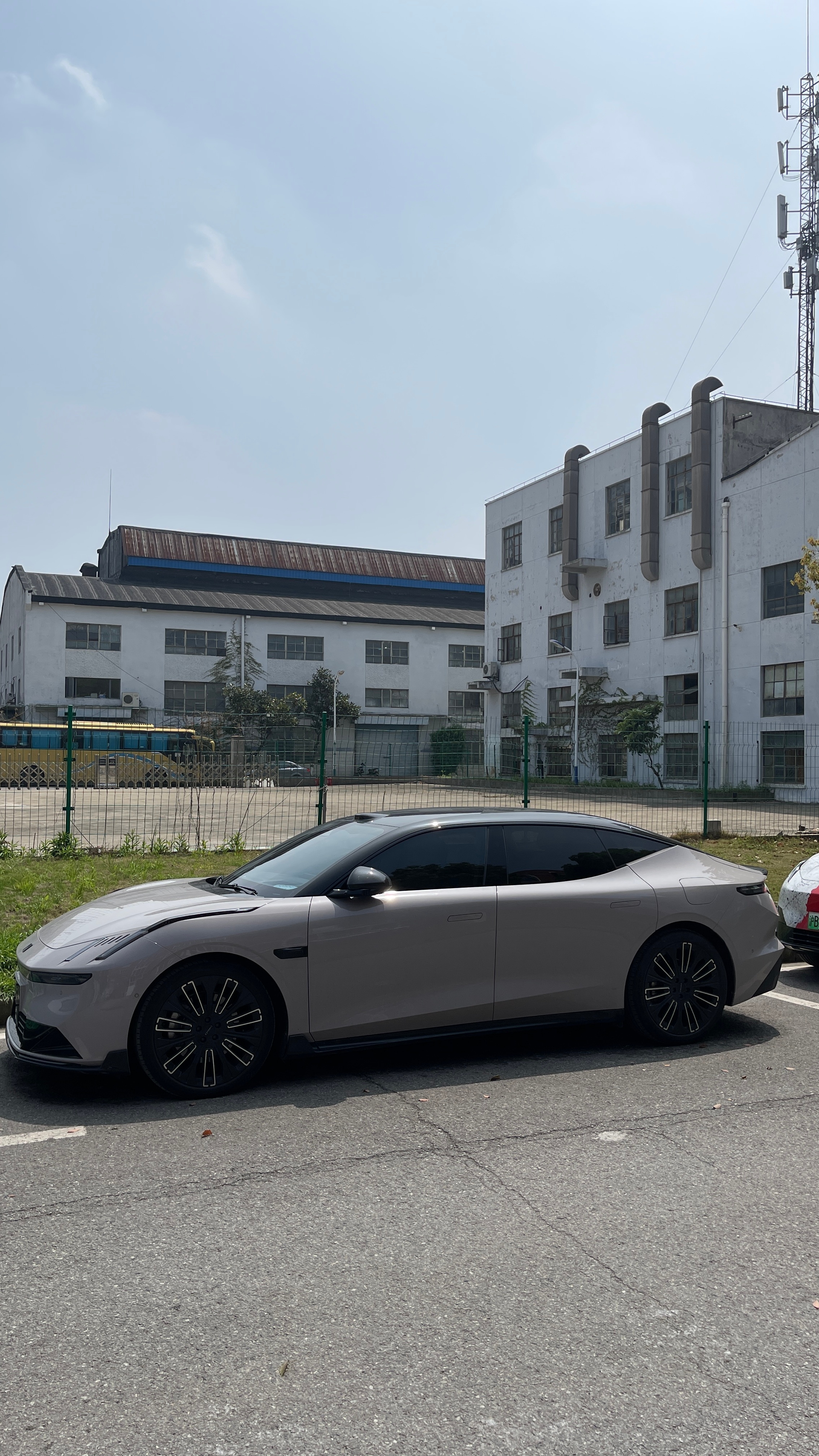 影棚外几台漂亮的车，顺便在这趟领克10 差旅途中达成领克z10 累计行驶3万公里