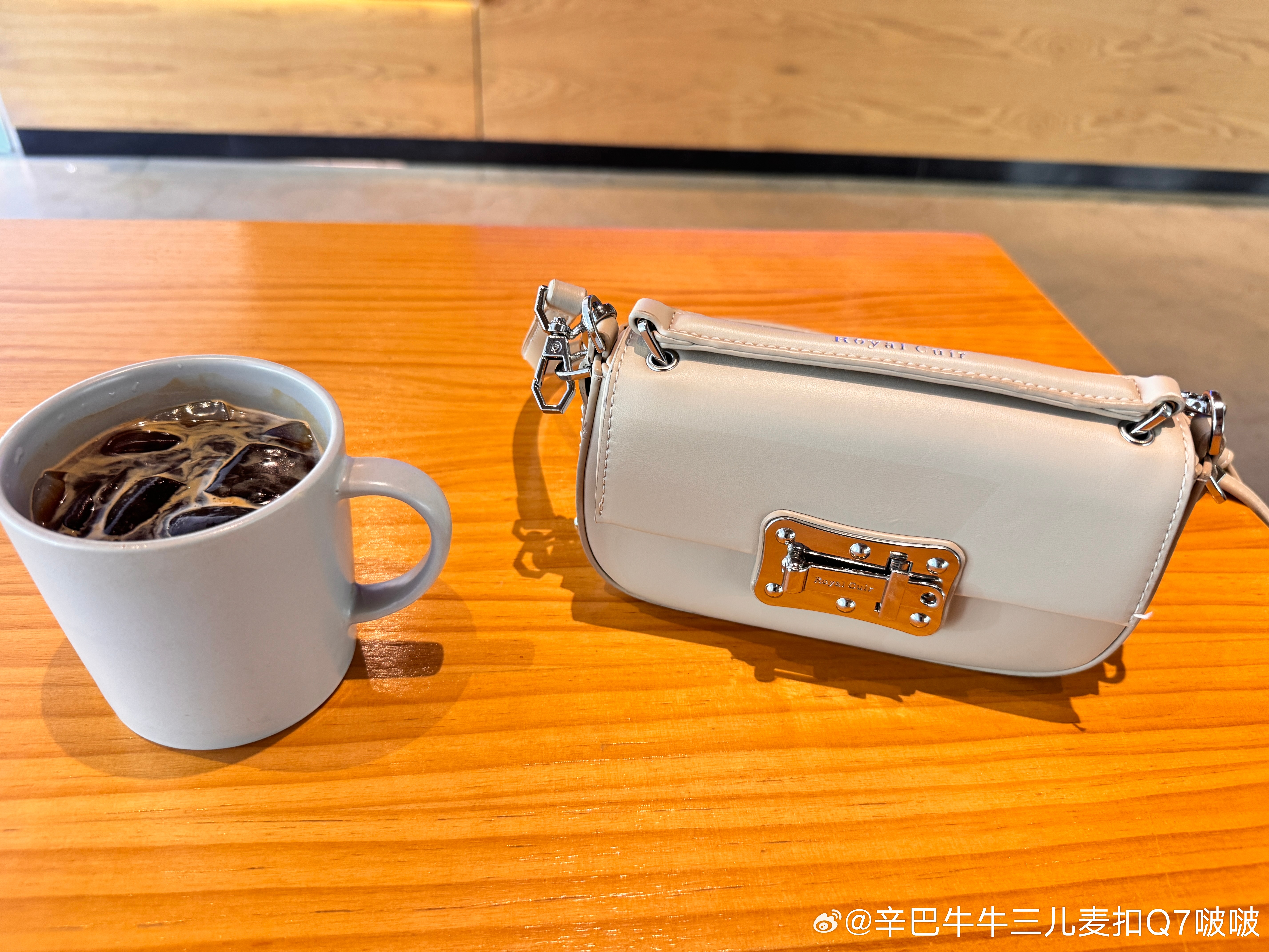 让我给你们讲讲狗宝妈的小白事故全过程。必须先来一杯冰美败败火。小白是在正常行驶右