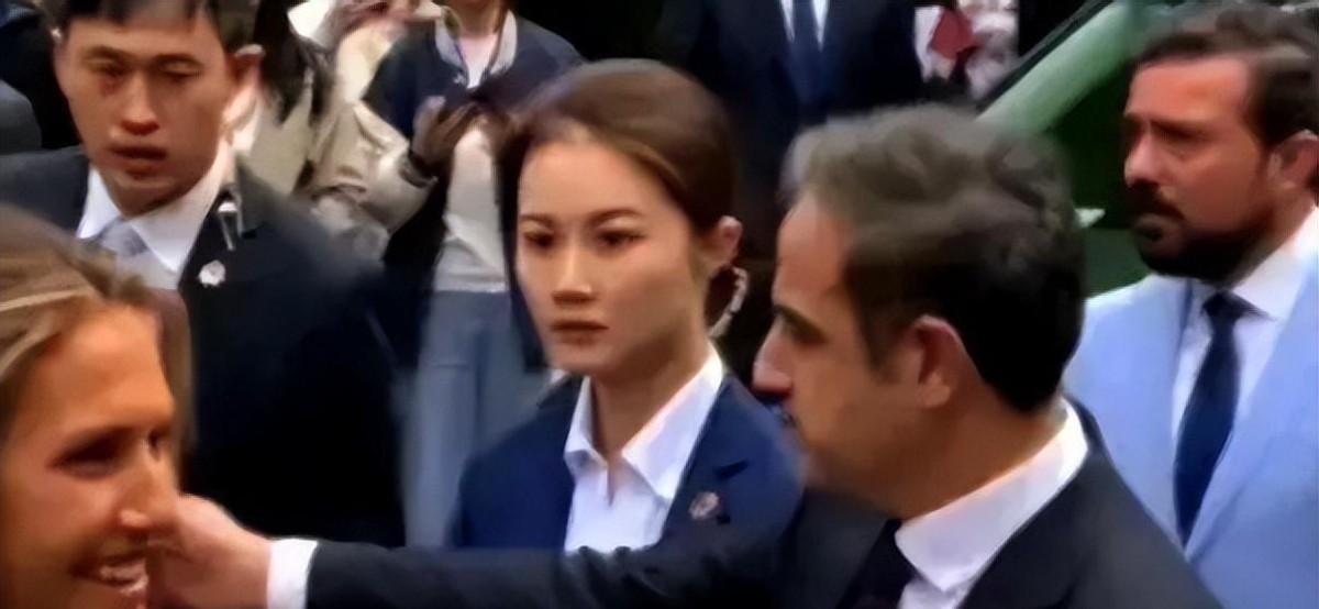 严月霞，这位来自河南信阳的武学巾帼，成长在一个世代习武的家庭中。幼年时，她便在父