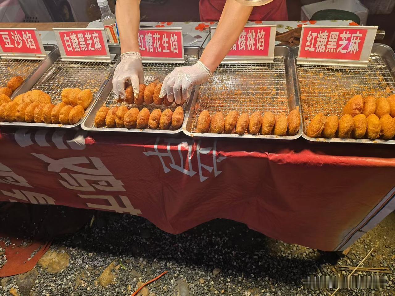凤翔摊位上摆满了各种油炸小吃油炸风味小吃 特色炸小吃 特色炸货小吃 炸货类小吃 