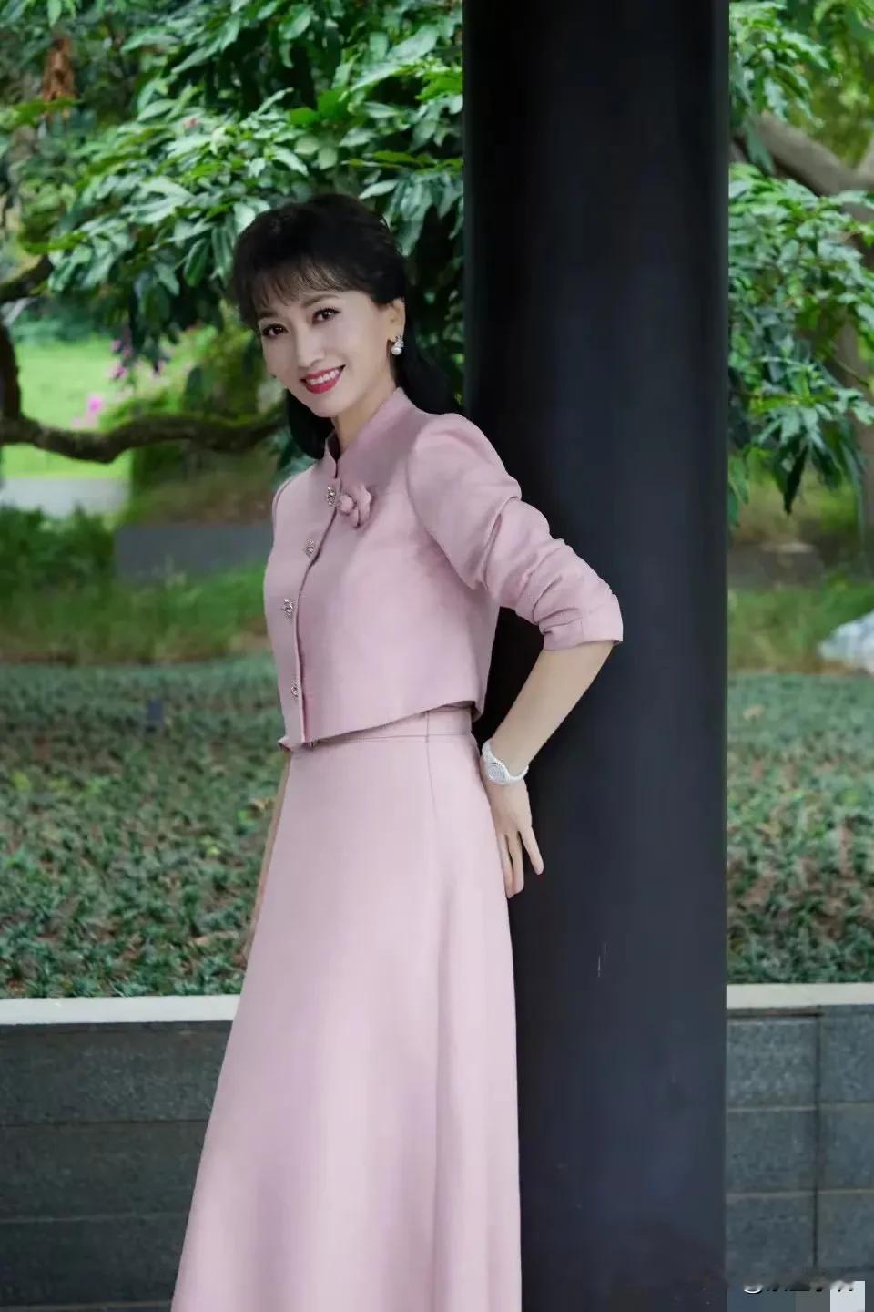 奶奶的年龄，少女的心态，果真是人老心不老！
容貌出众，身姿婀娜，虽然已经70+，