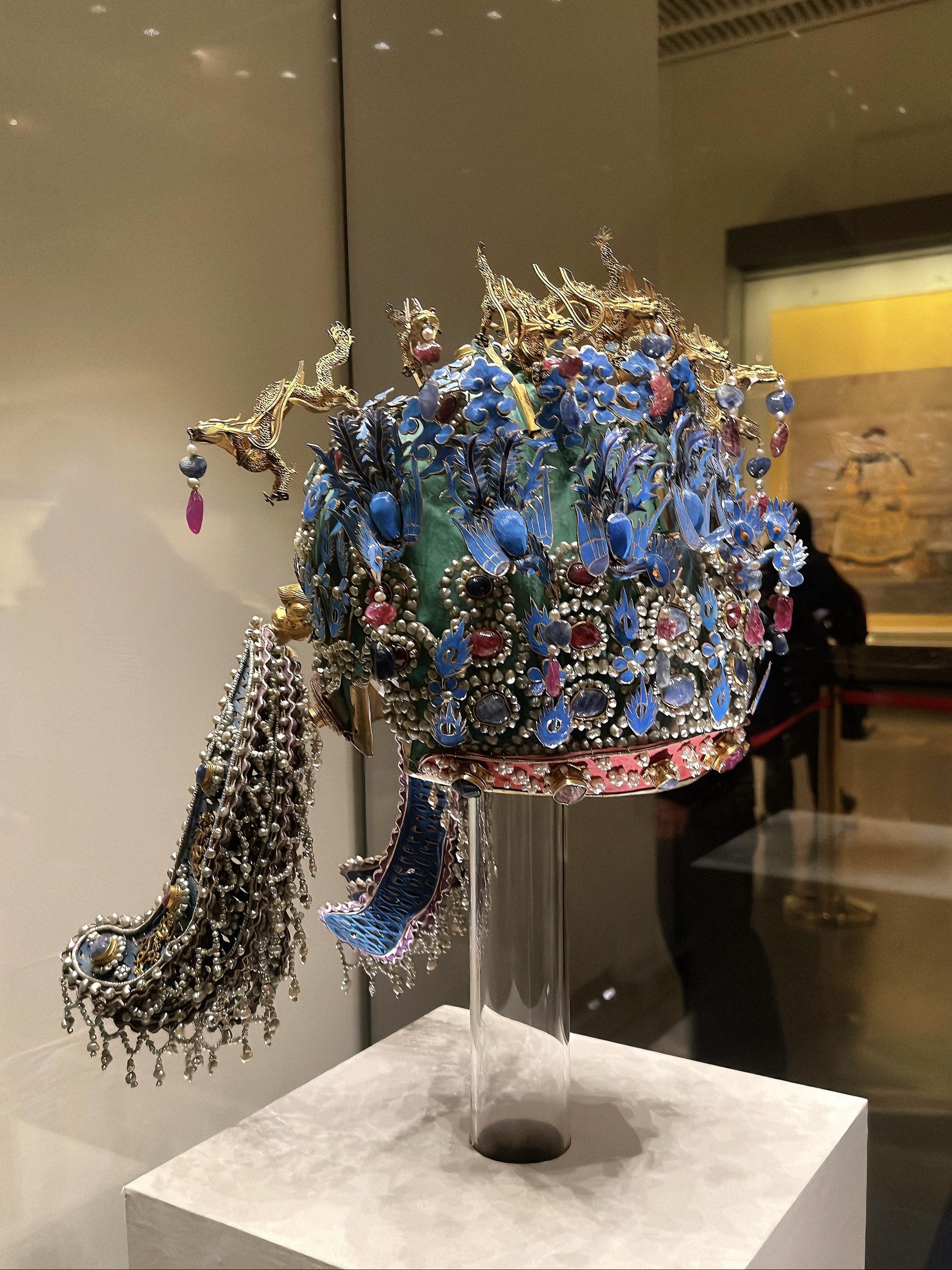 明代帝陵出土的皇后凤冠，真正的中国顶奢！据《明会典》记载，九龙四凤是明...