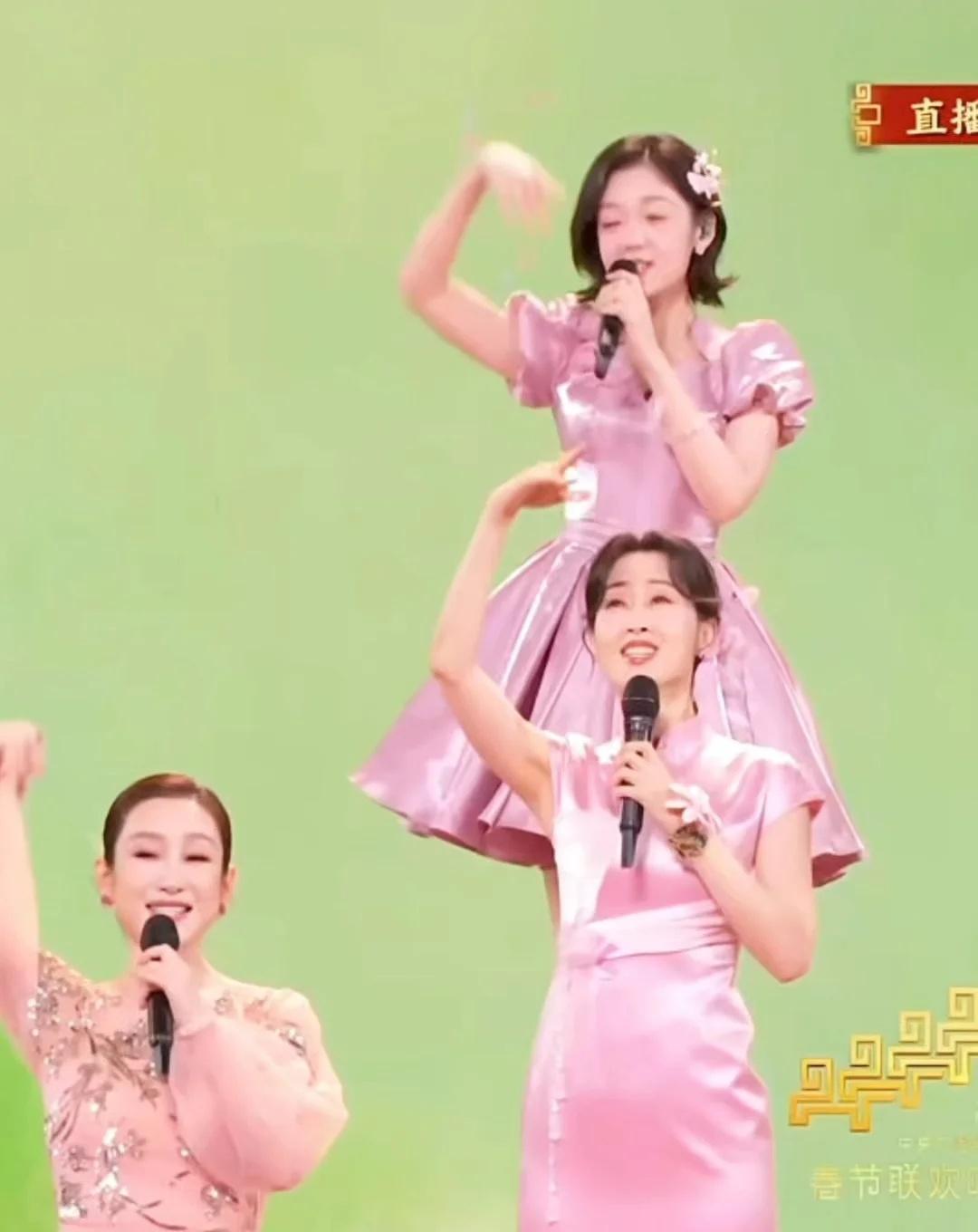 央视春晚后台，造型师差点被气哭。
就因为她没穿旗袍长裙，而是短裙短发蹦上了台。