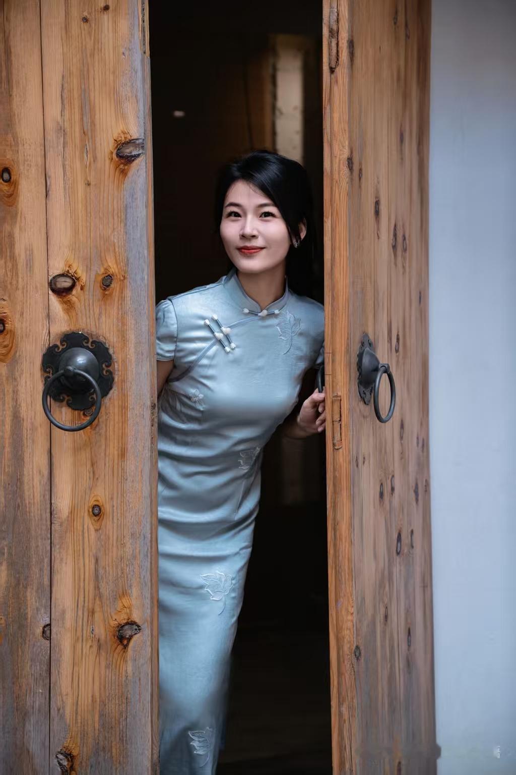 天净沙·旗袍雅韵
旗袍雅韵风华，
纤姿婉约韶华，
小院清茶闲话。
流年温婉，
东