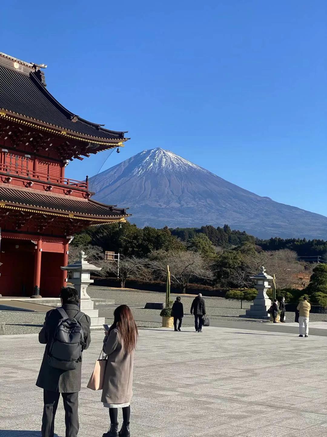 在日本扔垃圾袋都有时间，我中午带着垃圾袋出门，隔壁日本婆婆说今天不能把垃圾袋放垃