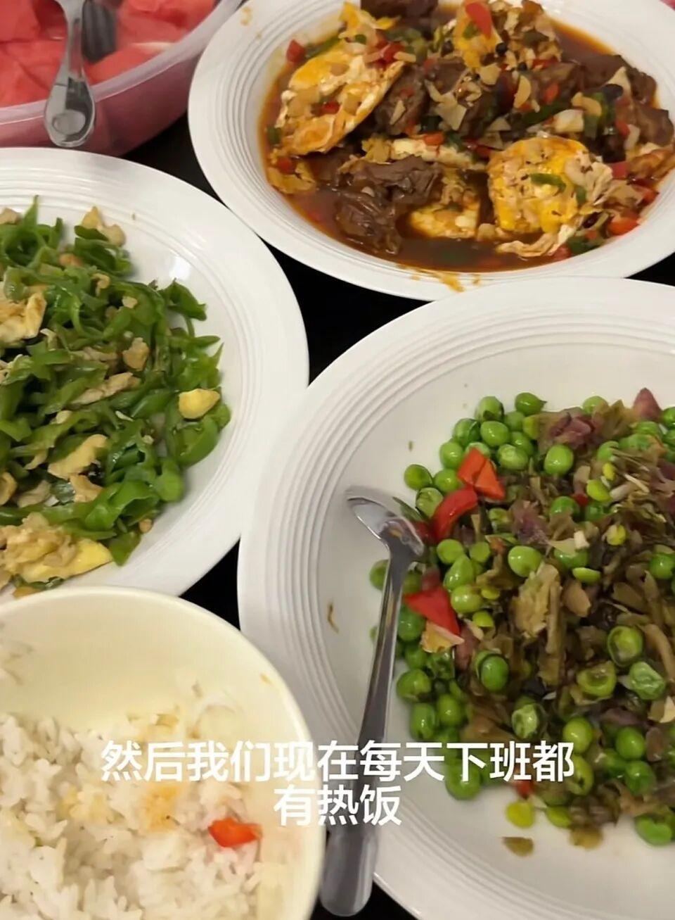 月薪8000，每月花一千请阿姨做饭！网友吵翻：是悦己还是乱花钱！
 
女生月薪八