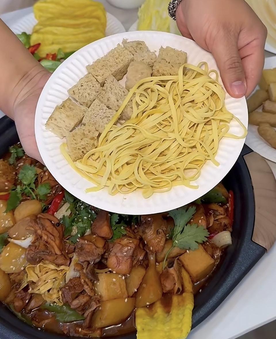 这盘菜真丰盛，有面条和炖肉。美味自助餐，满足你的味蕾！🍜🍛🍗