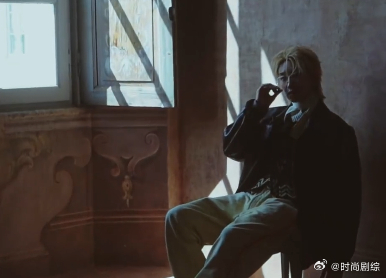 徐明浩版人生易如反掌 不盲目追随大众流行潮流，坚守属于自己的艺术表达理念，在创作