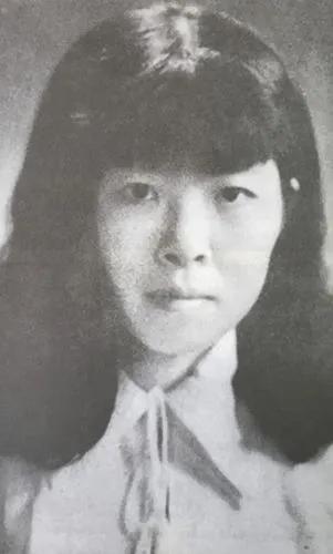 1938年，怀着萧军孩子的萧红嫁给了端木蕻良。洞房花烛夜，端木蕻良搂着萧红，说了