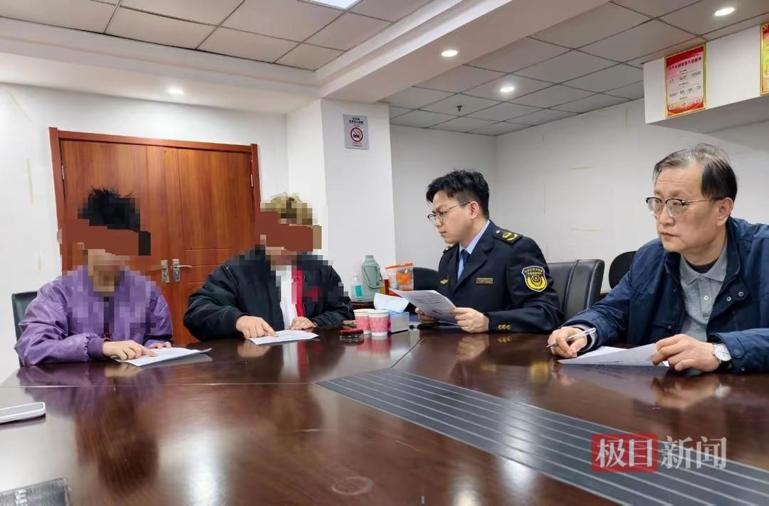 武汉一名在校大学生小樊，刷短视频看到低价理发广告进店，却在店员“连环诱导”下稀里