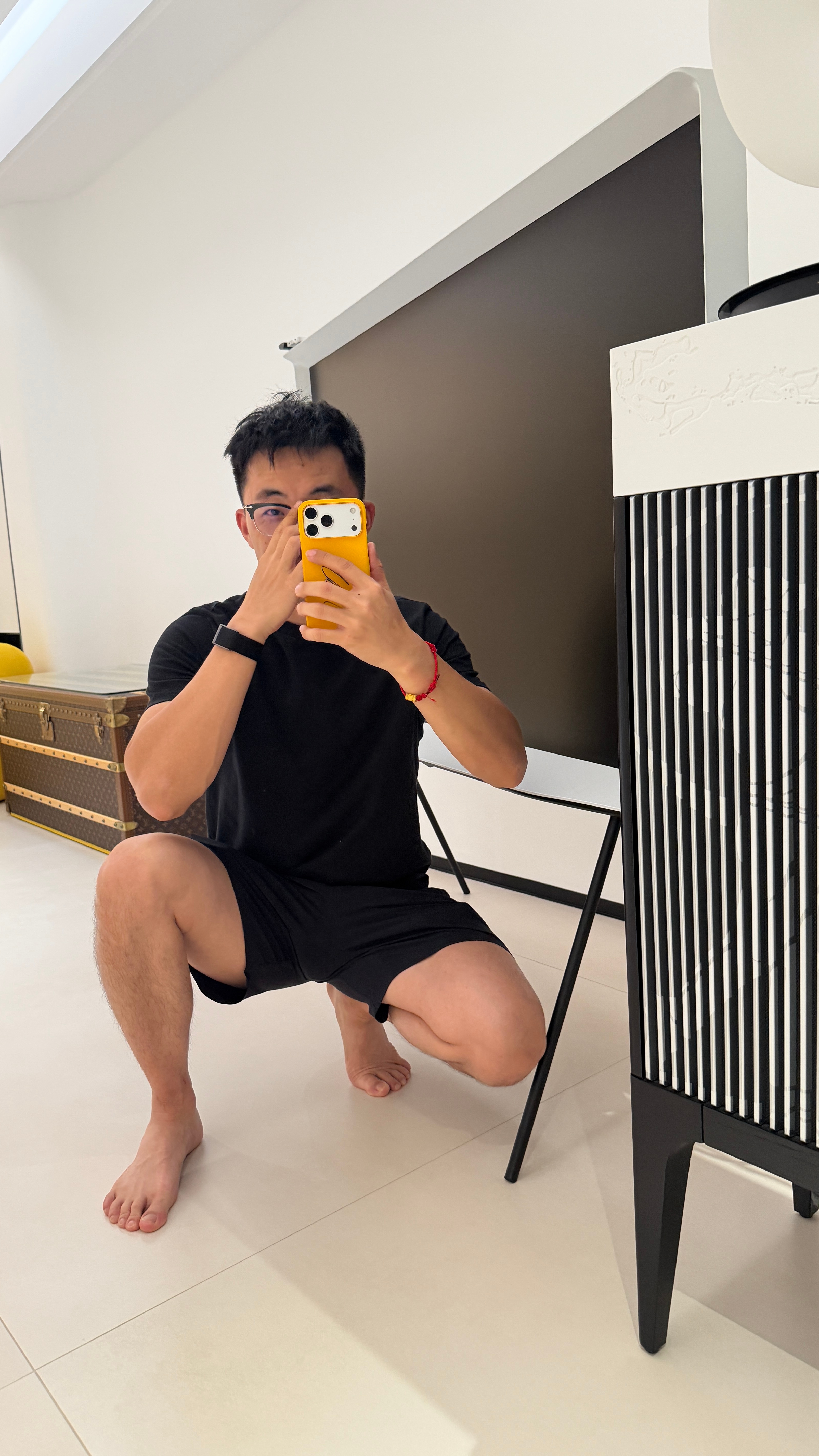 半夜三更还要陪他拍广告。 