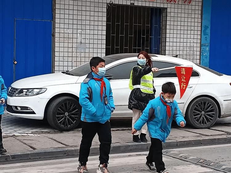 护学岗变味引热议 委员建言让守护回归本心

中小学护学岗早已偏离设计初衷，全国政