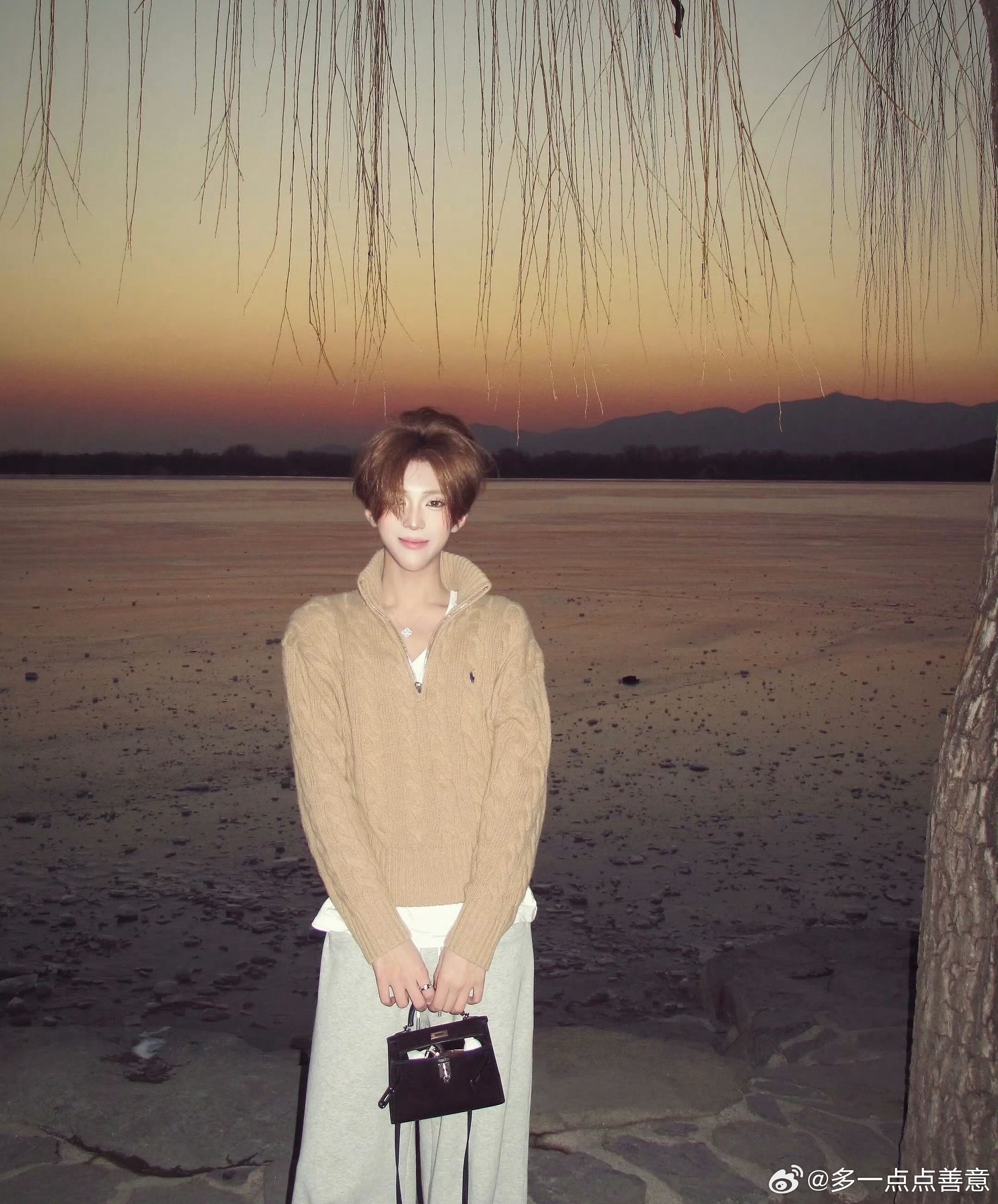 小澈发检测报告说一下 我这真很喜欢小澈也经常模仿他的穿搭风格 还有他的拍照姿势 