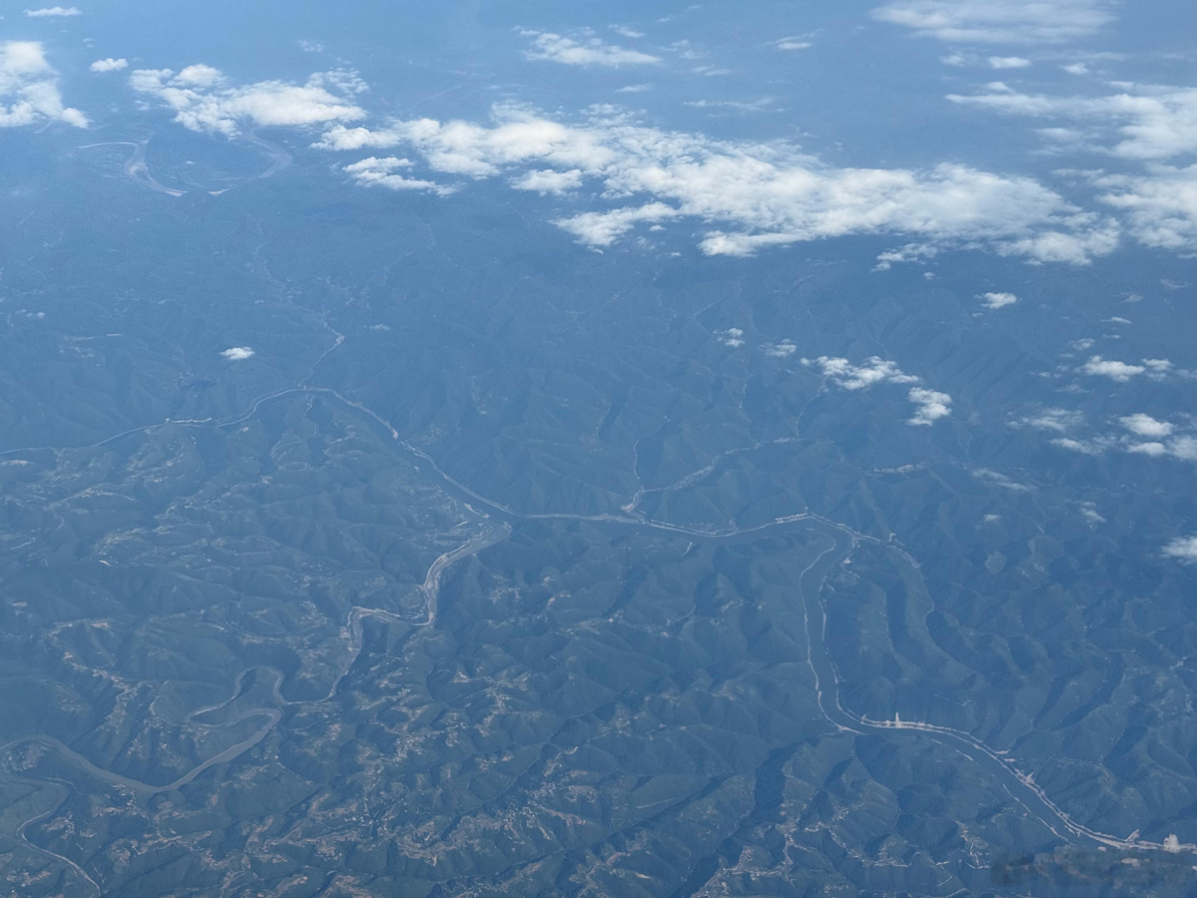 从空中看山河锦绣。 