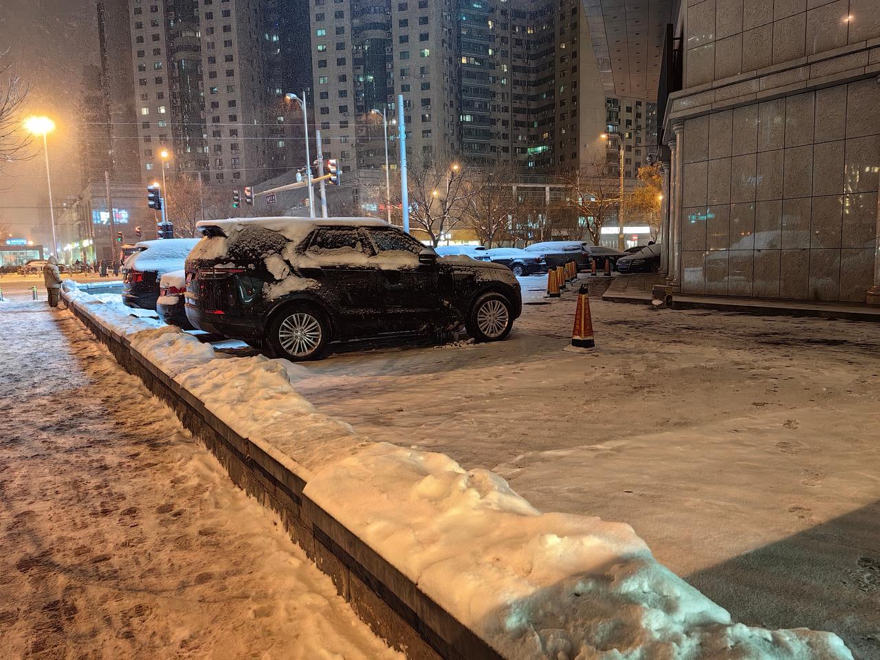 当你从广东26度的夏天，穿着t恤和短裤飞到北京，发现这边在下雪的时候