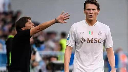 麦克托米奈登陆意甲的首个赛季，就入选了意甲年度最佳阵容，还当选了当赛季意甲最有价