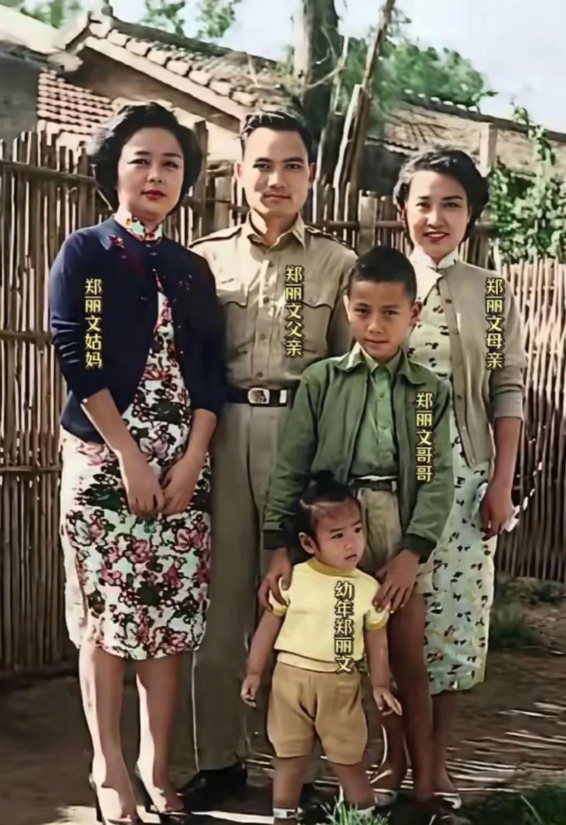 1971年，2岁的郑丽文与家人在台南眷村的一张合影，他们身后用竹篱笆围起的低矮瓦
