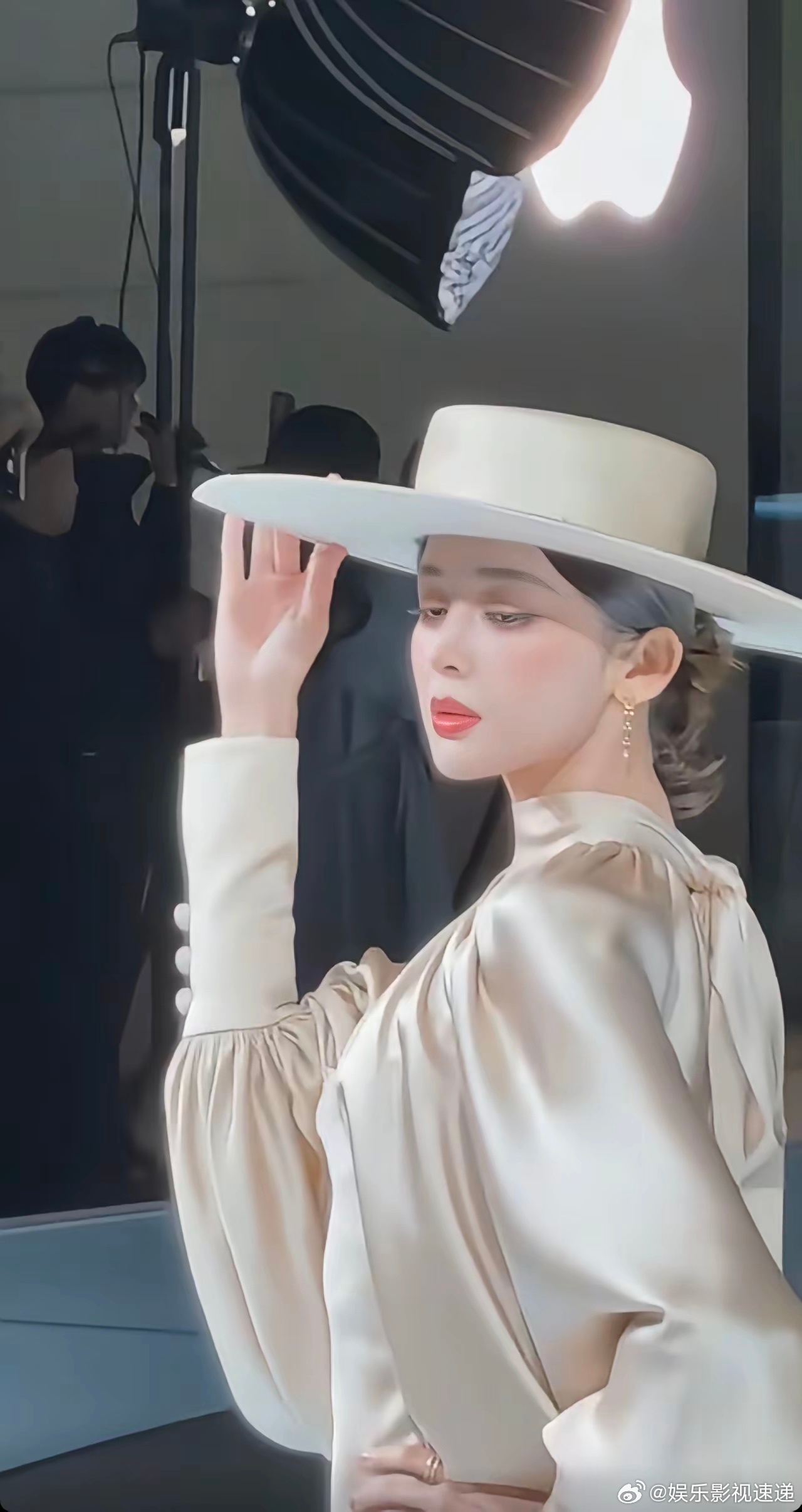 娜扎真的是有自己图层的人，之前虽然觉得她美，但是从来没有想过她是那种赶得上刘亦菲