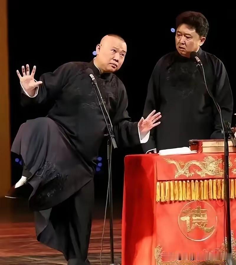 郭德纲不是大师，但是他很像大师，他也经常把自己打扮成大师，他四十的时候就已经那个