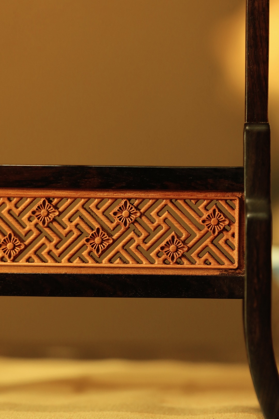 紫光檀x缅花【万字纹】笔挂造型清秀雅致，简愫舒朗，严丝合缝，底座镂空万字纹，文房