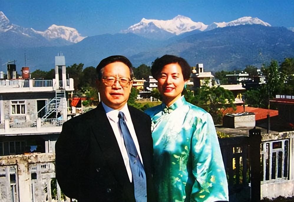 2005年，中国驻尼泊尔大使馆的外交官朱敏才退休后，不顾儿女们的反对，带着妻子离