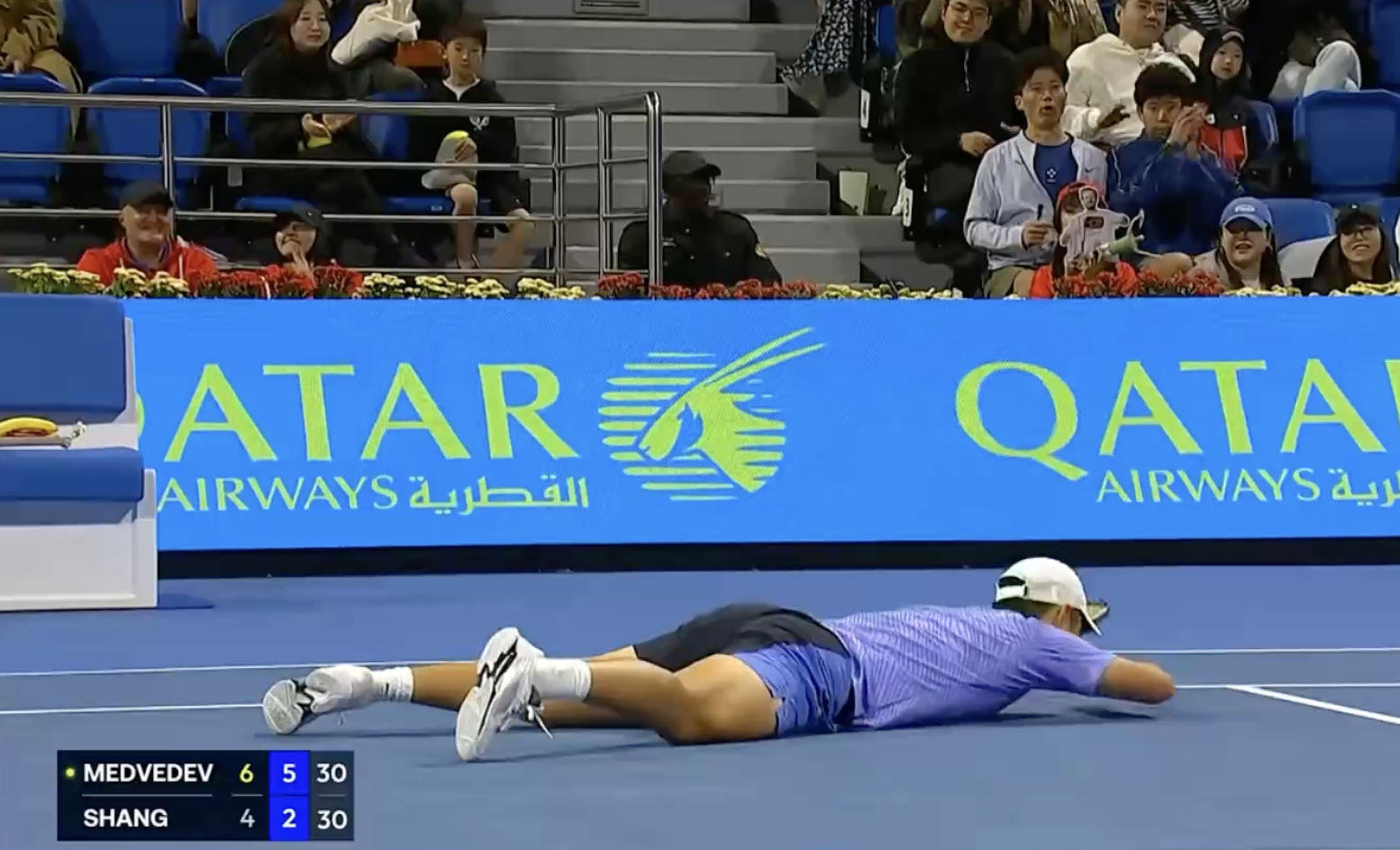 多哈赛首轮，商竣程4-6/2-6被梅德韦杰夫淘汰，最后时刻双方都打趴了今天中国队