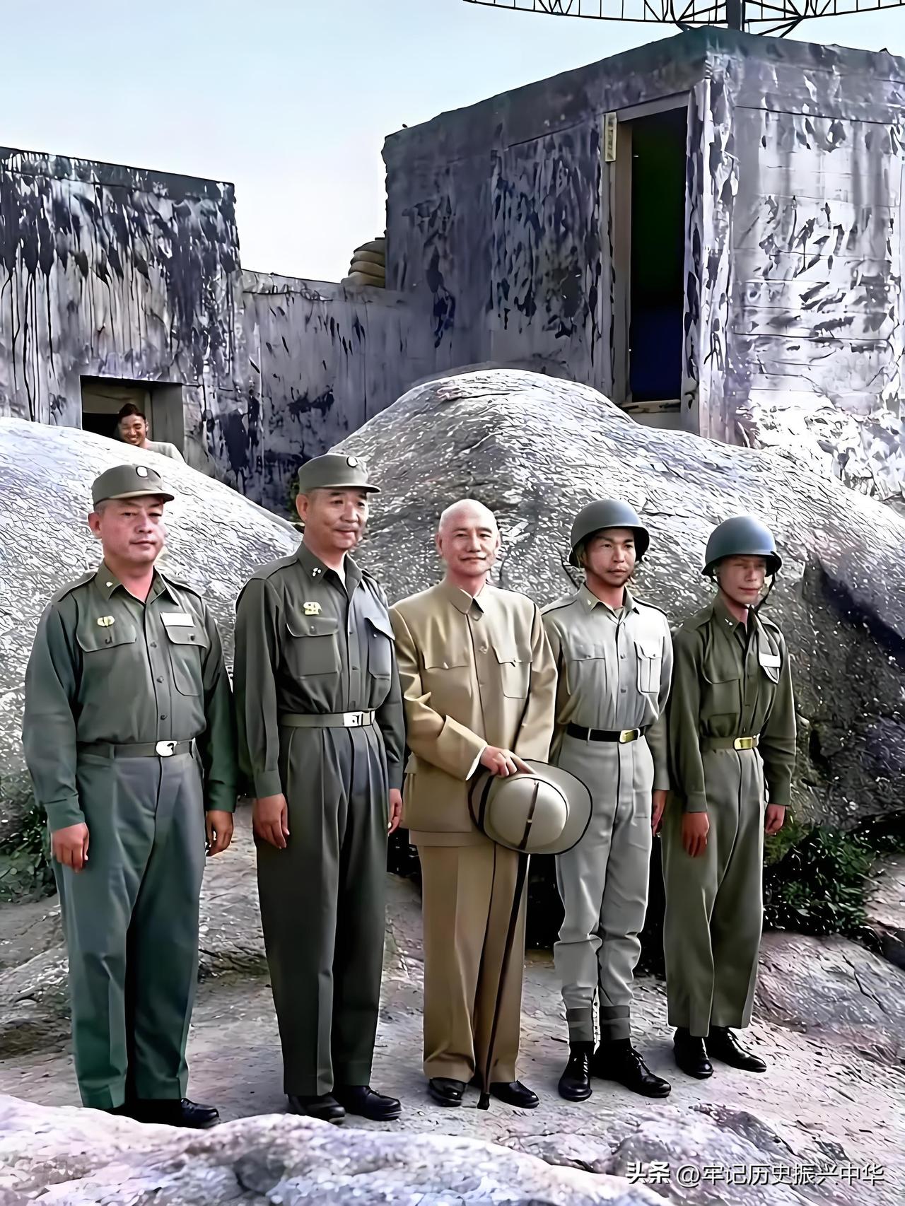 这张照片拍摄于1958年，蒋介石赴金门视察防务，与金门防卫司令胡琏、副司令张国英
