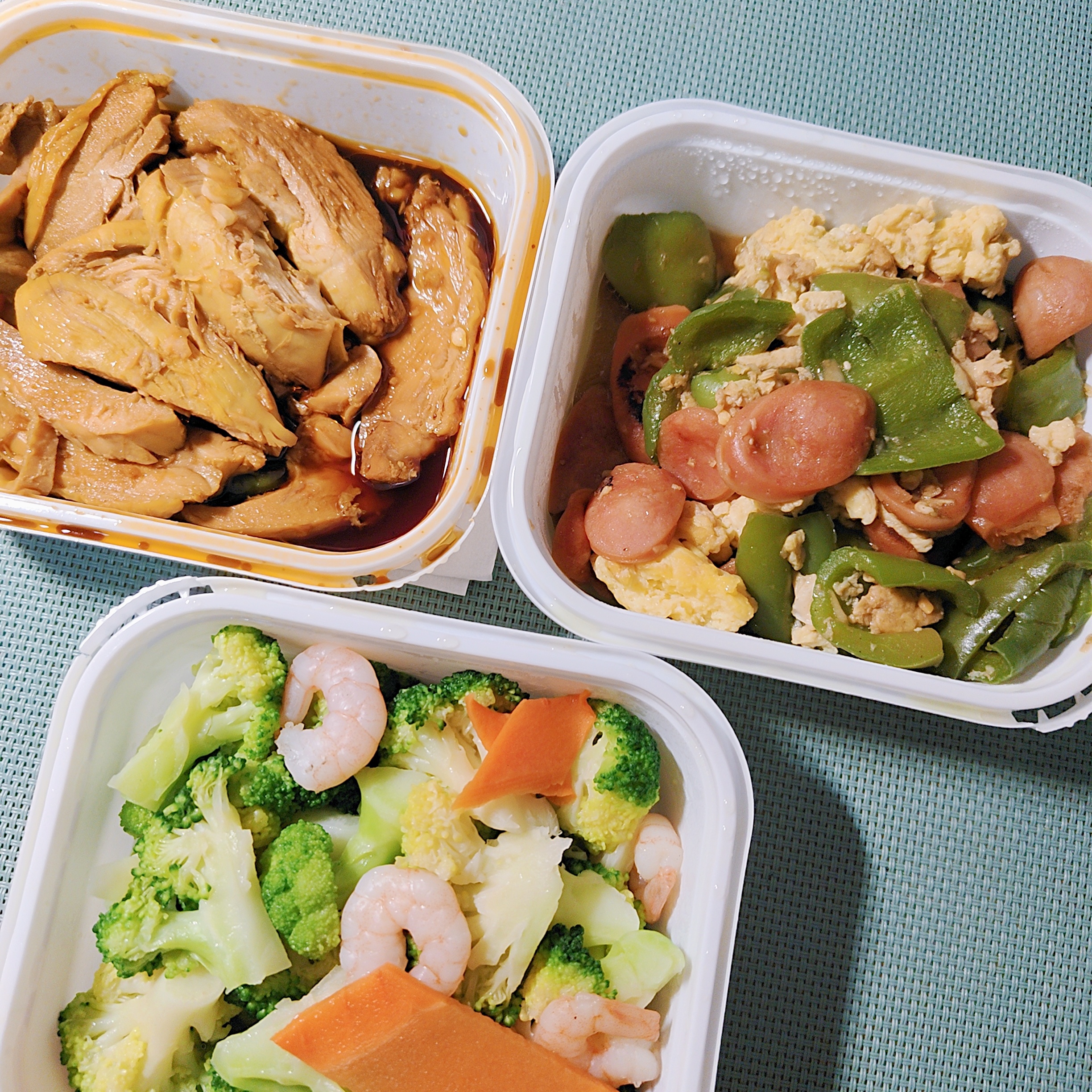 麻麻去姥姥家咯，俺好久没吃这家健康餐口水鸡的汤撒了一半呜呜可惜了 lucky的碎