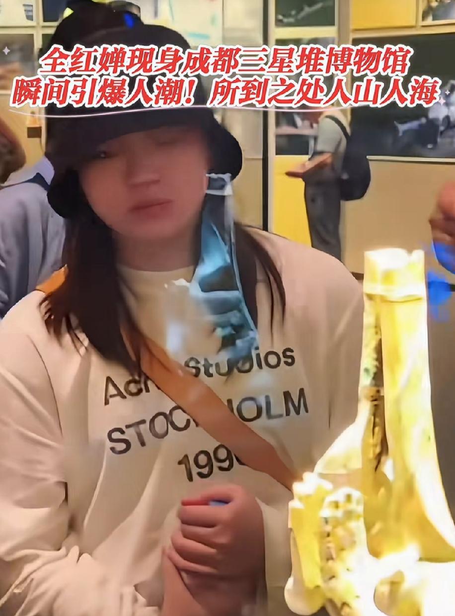 全红婵对玩偶乌龟的喜欢到了痴迷的地步。
最近全红婵带着黑色帽子，穿着宽松，挎着一