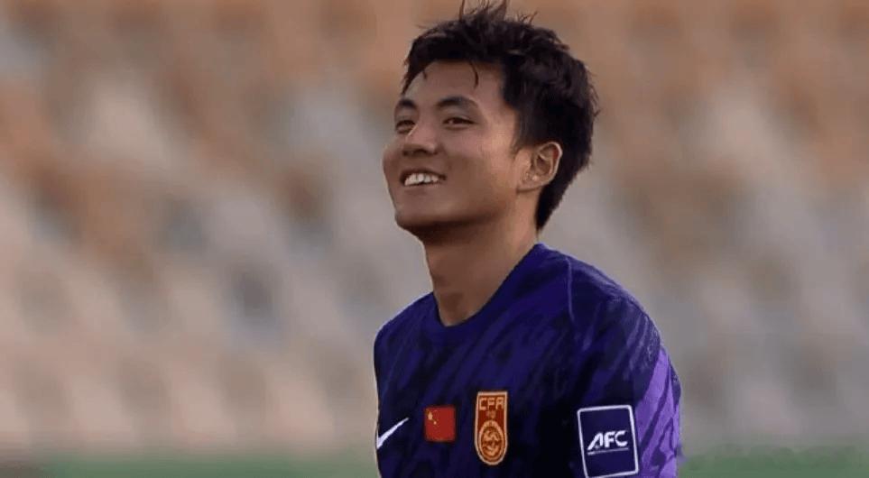 u23国足vs乌兹别克斯坦u23国足点球赢了 头号功臣，李昊赛后被全队队友抛起庆