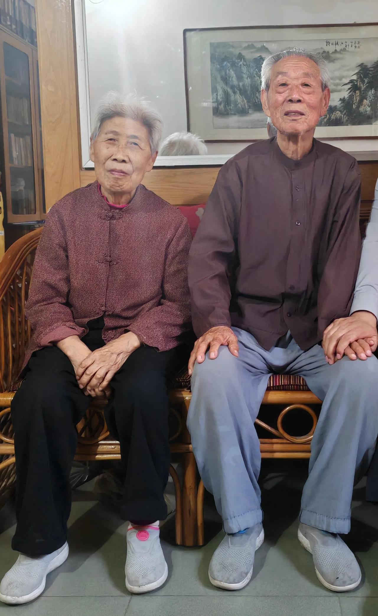 腊八逢母诞辰有怀
 
寒腊晨钟绕舍悠，炊烟袅袅粥香浮。
时逢慈诞同嘉节，每念亲恩