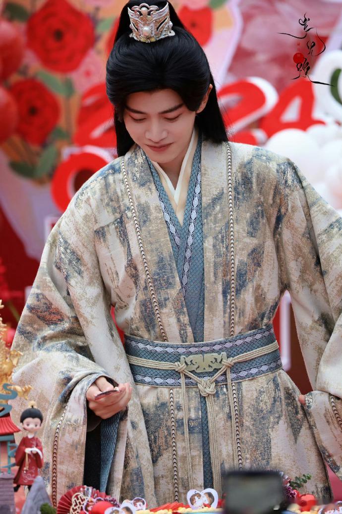 #任嘉伦好薄一片# 任嘉伦今天生日和粉丝合照，整个人好薄啊！这个古装造型也超帅，