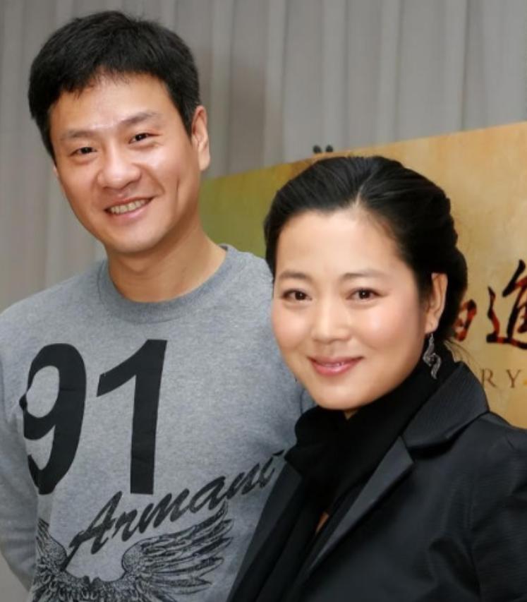 2003年，王茜华和丈夫到饭店吃饭，没想到结账时，丈夫却说：“饭钱我付了，回头你