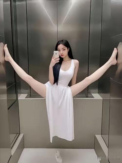 捏一把汗，
敲三天钟。
横批：《捏与敲》