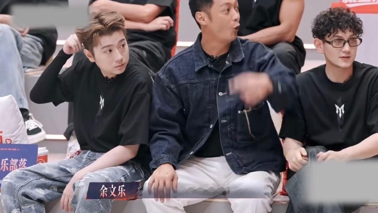 余文乐披哥拒绝唱跳 三期节目看下来，最遗憾的就是还没等到嘎子哥跳舞。披荆斩棘的哥