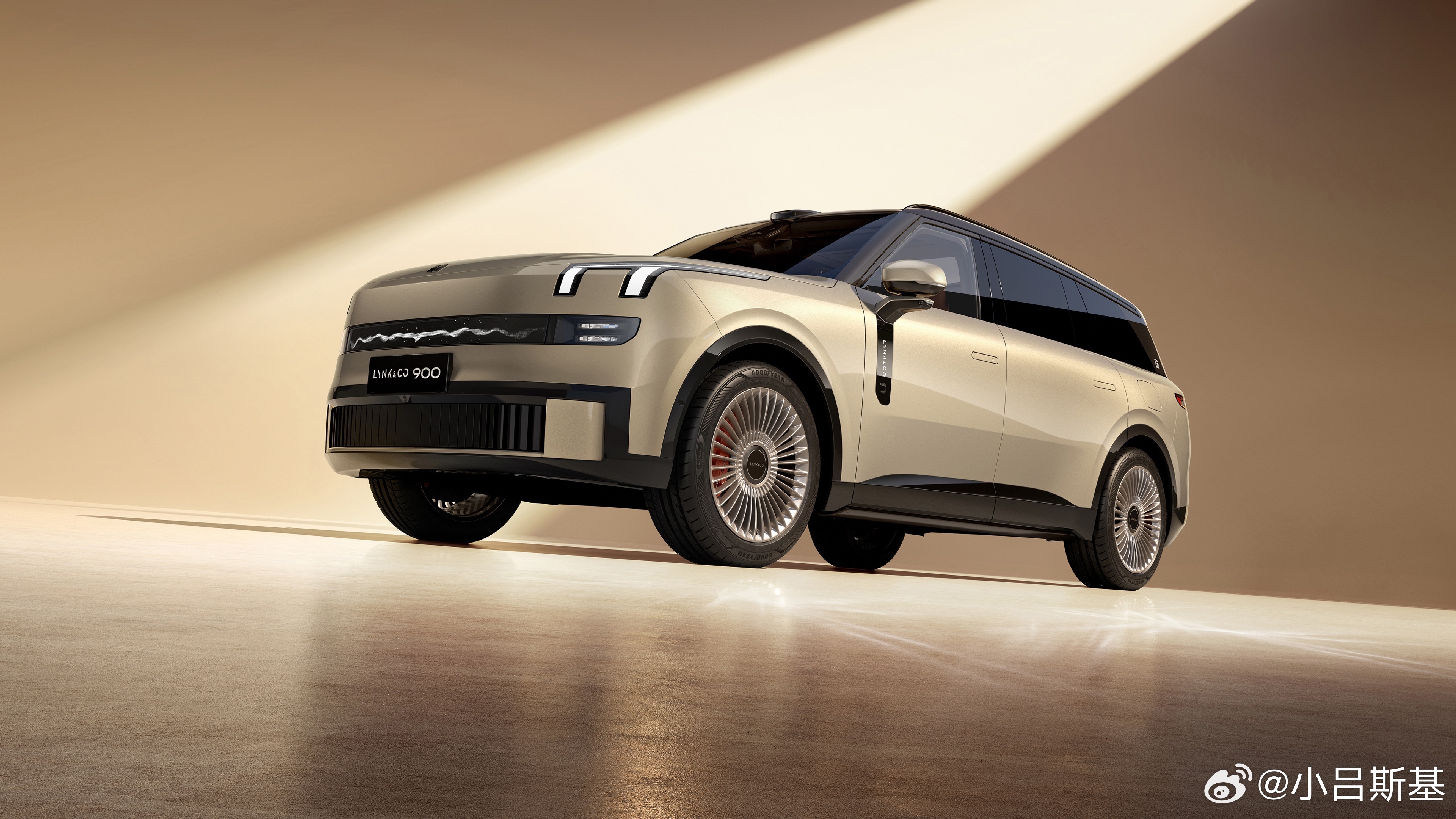 领克900大五座官宣亮相这个5座版本的腿托看着挺有意思，5座版增加了也能拓宽一些