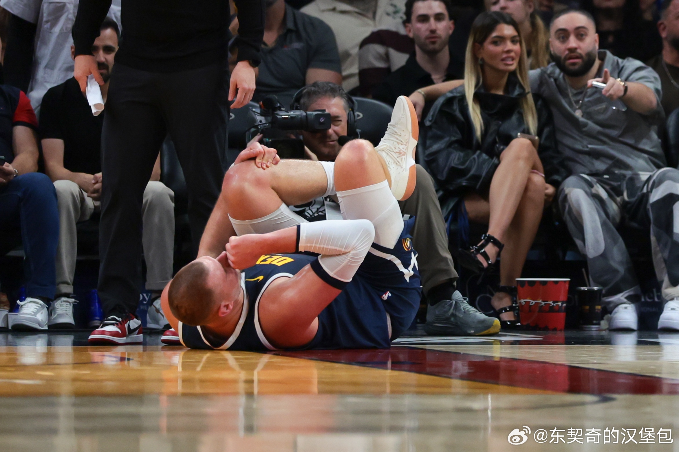 塞尔维亚媒体：从掘金内部获悉，约基奇膝盖无严重损伤，只是过度伸展！约老师不用长期
