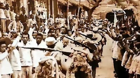 1938年，川军残兵背骨灰回川，路遇浑水袍哥劫道，老兵拿不出钱，含泪打开骨灰坛这