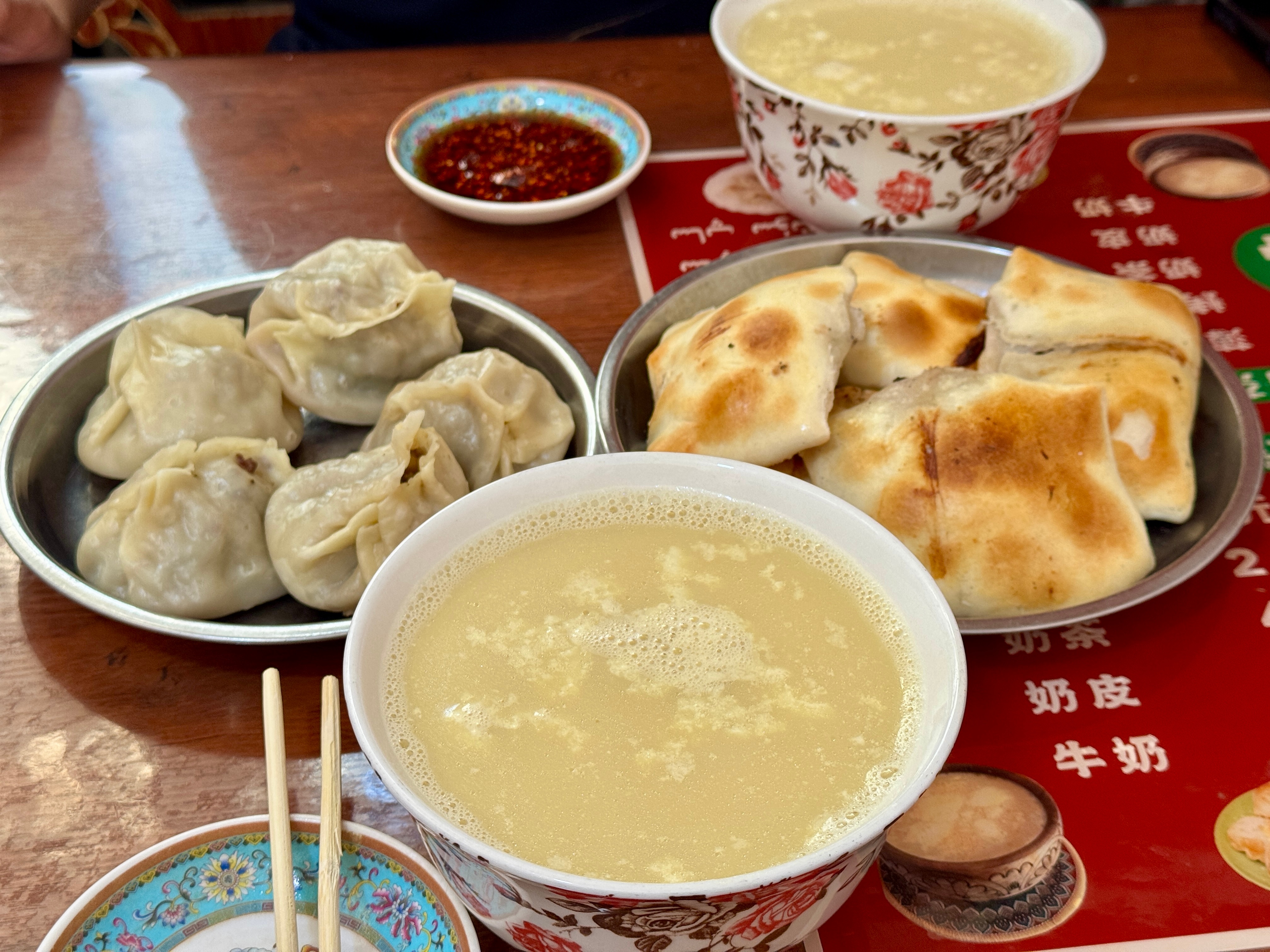 终于有信号了！先发一下早上吃的烤包子吧！如果有人来博乐，一定要吃这家，我朋友本地