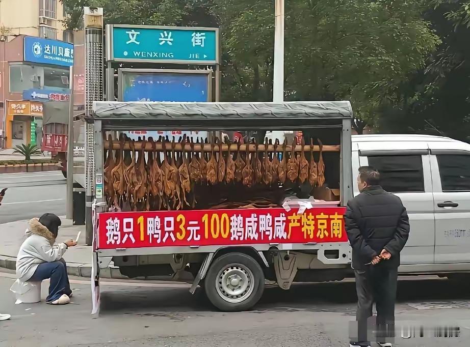 你看明白了吗？
这是什么啊？东倒西歪前仰后合，有点儿驴头不对马嘴，全挤在那儿干什