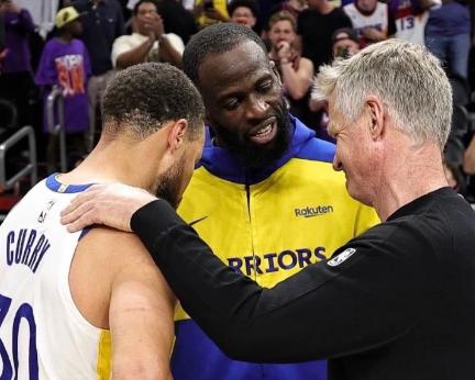 看NBA上咪咕视频，科尔接受采访时说道“我将会和库里、追梦在差不多的时间一起离开