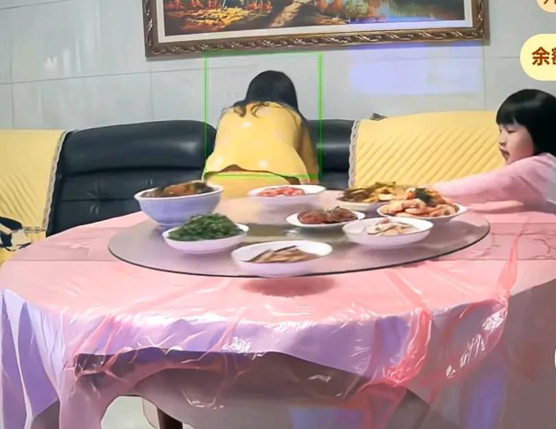 妈妈在收拾沙发，孩子在饭桌上转菜，不出意外的话就要出意外了，只见孩子随手一转转，