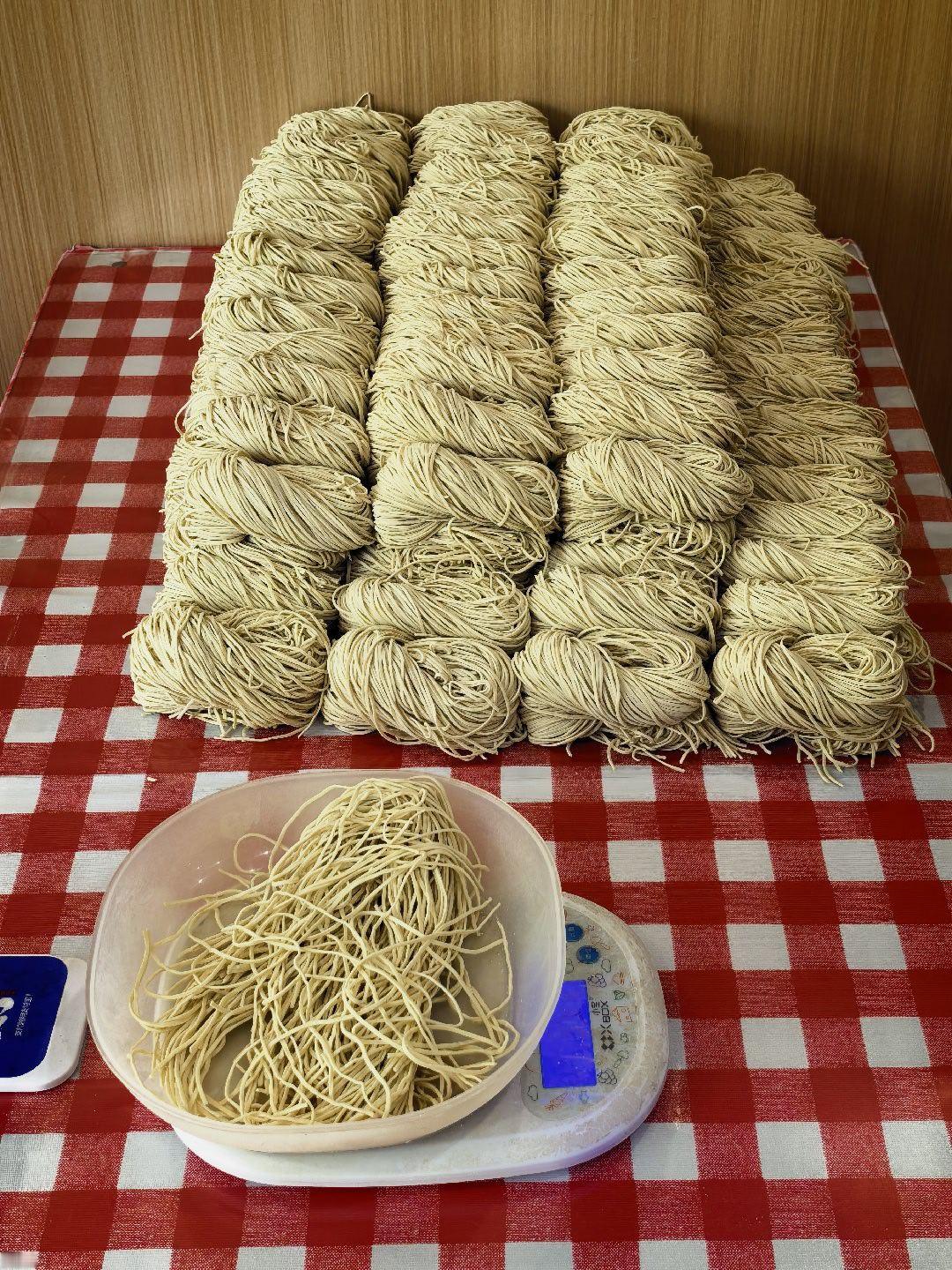 美食博主的日常 最近对打的两档厨艺竞技综艺都出现了青椒肉丝，当年《中华一番》拿这
