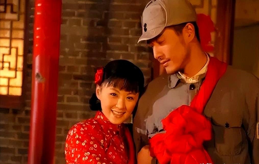 1933年，一对红军夫妻在执行任务时失散，女人受了重伤，54年后，她去菜市场买菜