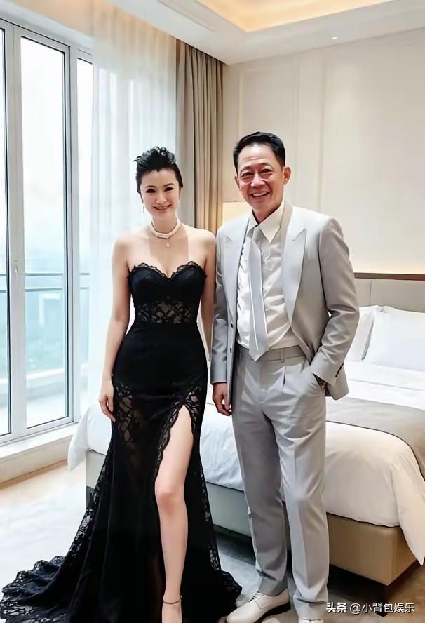 万万没想到，王志文的媳妇是她，皮肤白皙，一身黑色抹胸拖地长裙，落落大方，真的是让