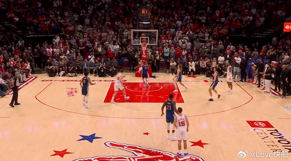 最后时刻火箭教练布置了一个杜兰特发球，阿门终结的战术，时间确实不够，这个战术也跑