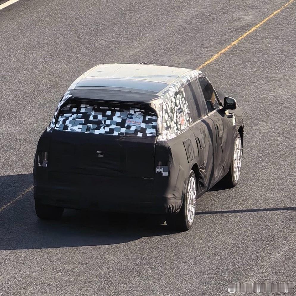 网友来稿，疑似某尊SUV谍照？！这尾部可太库里南了杭州湾还是太含蓄了